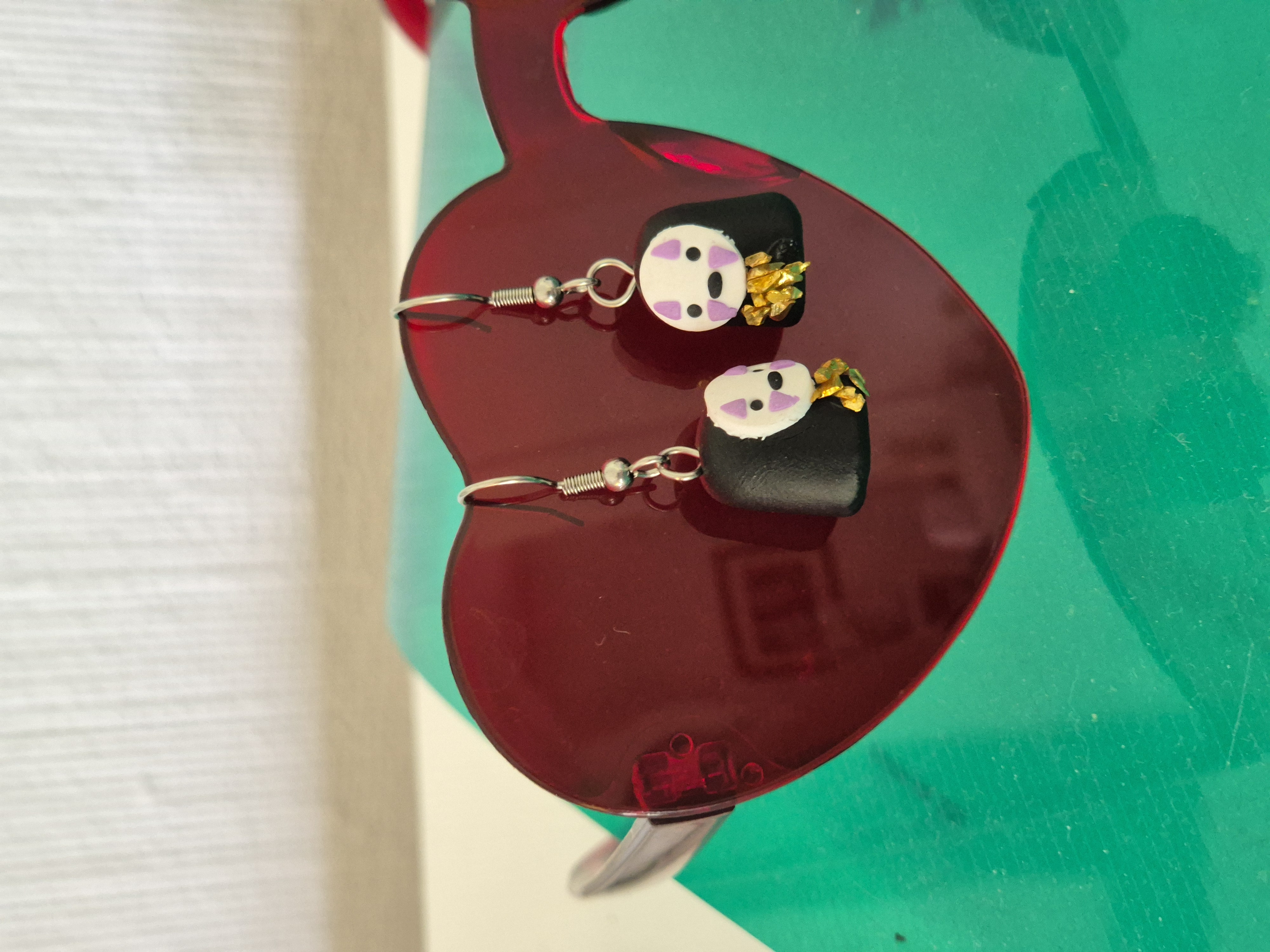 Kaonashi, classic, holding gold, earrings